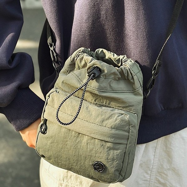 A new solid-color simple canvas drawstrap small square bag from Dongdaemun, South Korea, for daily casual commuting and single-shoulder crossbody Application Scenario
