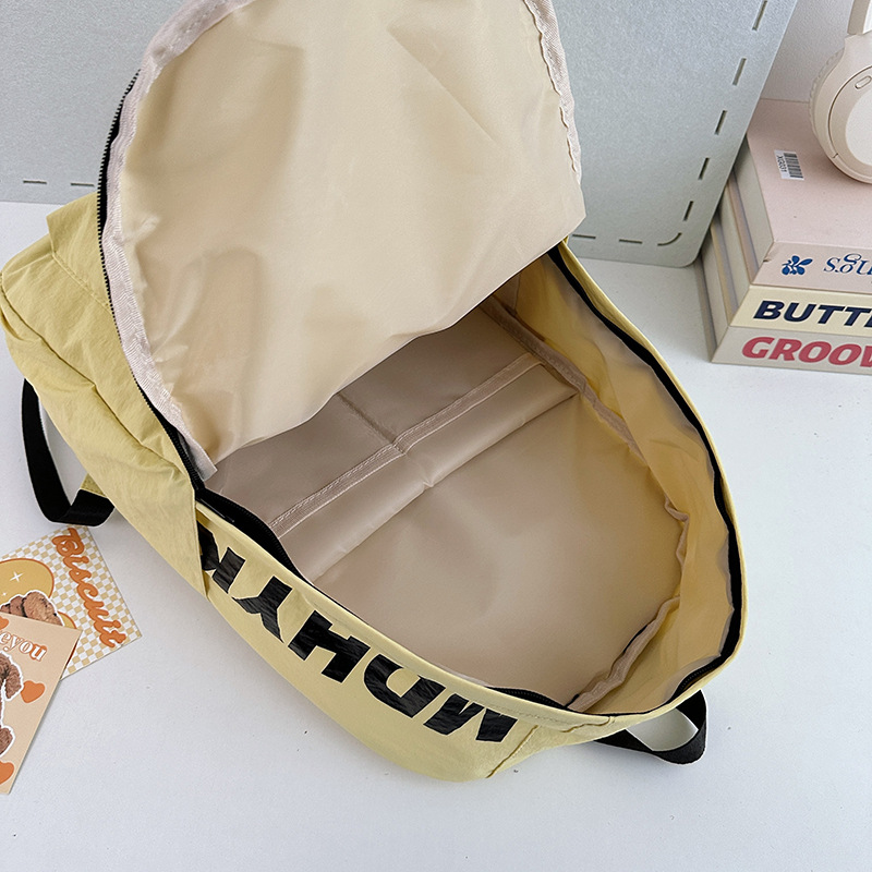 Japanese-style simple and versatile schoolbag for girls, high school and college students, backpack for junior high school girls, large-capacity travel lightweight backpack Application Scenario