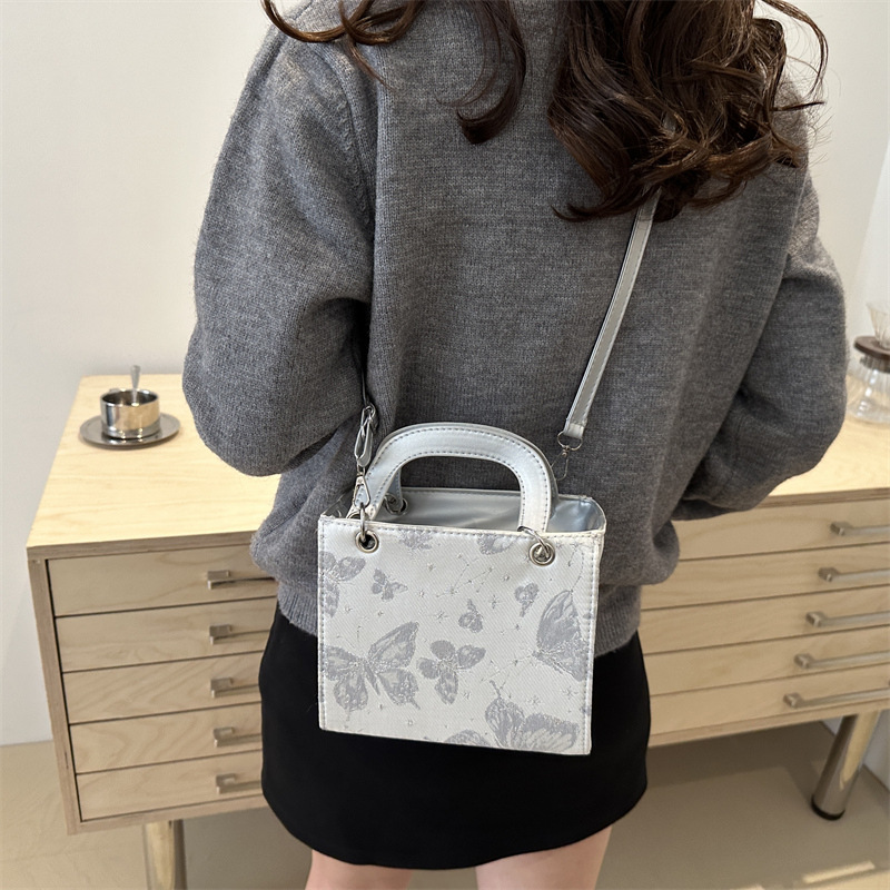 The new 2024 autumn collection features a minimalist single-shoulder crossbody bag with contrasting colors, which is a fashionable and trendy Korean-style niche handbag for women Specification drawing
