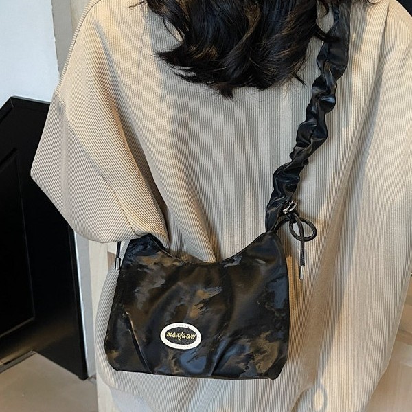Korean hand-held bucket bag 2025 new spring versatile, high-end and fashionable single-shoulder bag, niche design crossbody bag details Picture