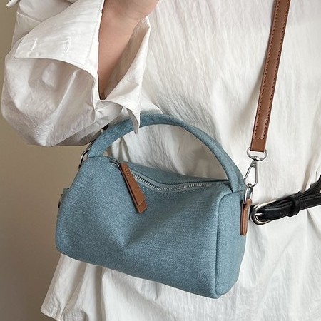 A new summer denim bag from South Korea in 2025, featuring a niche design and an Instagram-style, retro, commuting, and high-end single-shoulder underarm bag Application Scenario