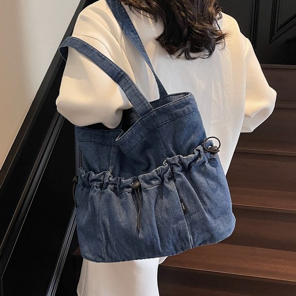 New cross-border single-shoulder bag, large-capacity handbag, denim pleated, simple, fashionable, casual and commuting tote bag Application Scenario