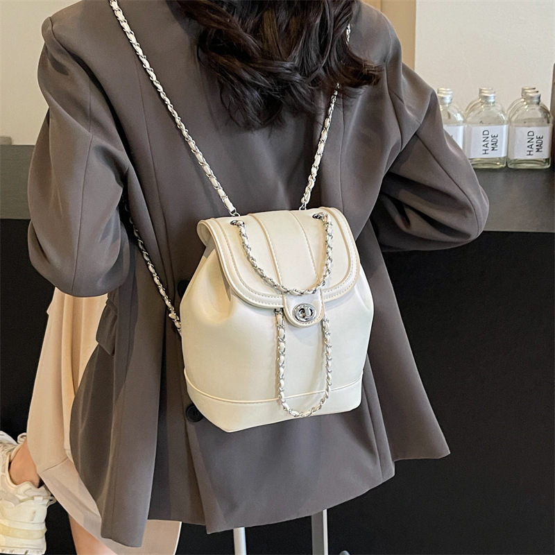 Korean school-style chain backpack for women, 2024 new style, fashionable and versatile schoolbag, portable small backpack for travel Application Scenario