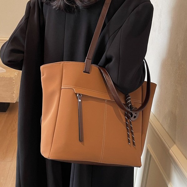 New single-shoulder tote bag, underarm handbag, multi-functional large-capacity backpack, autumn and winter casual design bag Application Scenario