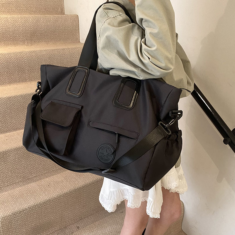 Travel bag, large-capacity fashionable solid-color single-shoulder boarding bag, light and simple commuting hand-held yoga bag, maternity bag details Picture