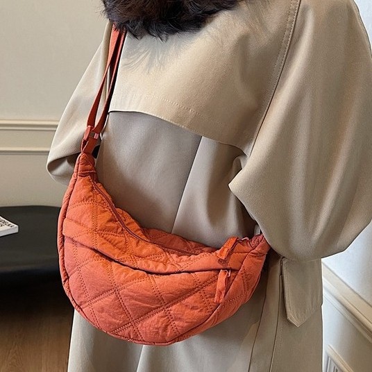 The Crescent Bag is a new autumn and winter collection of simple, retro and high-end single-shoulder bags. It is fashionable and versatile, with a large capacity for commuting crossbody details Picture