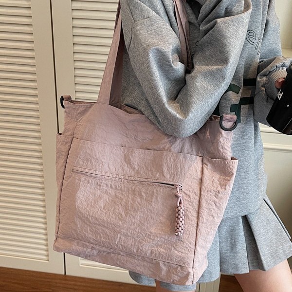 Vintage large-capacity women's single-shoulder bag, new street fashion style, eye-catching commuting tote bag, college student casual bag Application Scenario