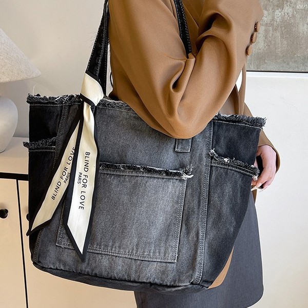 A fashionable new large bag with a Korean style, simple and trendy design, and a unique single-shoulder hand-carry tote bag for commuting and casual wear Application Scenario