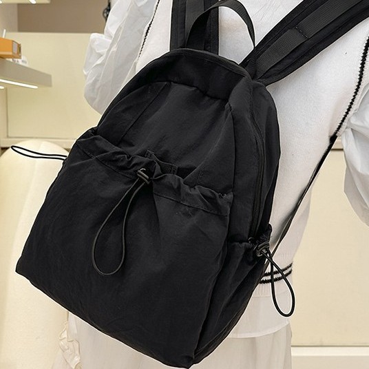 Nylon fabric backpack 2025 Summer New lightweight street trend men's and women's casual large-capacity travel bag details Picture