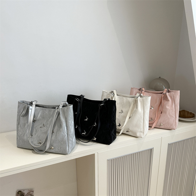 High-end handbag for ladies, 2024 New autumn fashion butterfly shoulder bag, large-capacity tote bag, commuter large bag Application Scenario