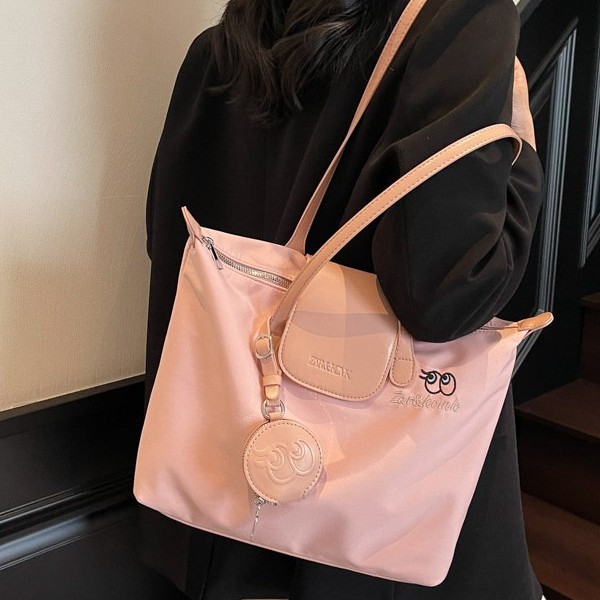 New large-capacity tote bag, a niche, versatile and high-end handbag. 2025 Casual and fashionable single-shoulder tote bag details Picture