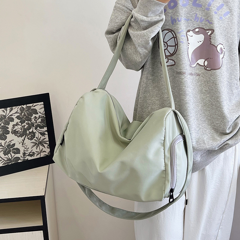 Solid-color simple and casual fitness bag, large-capacity short trip single-shoulder crossbody bag, lightweight nylon hand-held travel bag Specification drawing