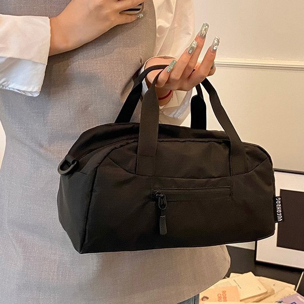 Large-capacity yoga fitness bag, waterproof, lightweight and easy to store, single-shoulder bag, outdoor travel luggage bag, crossbody bag Application Scenario