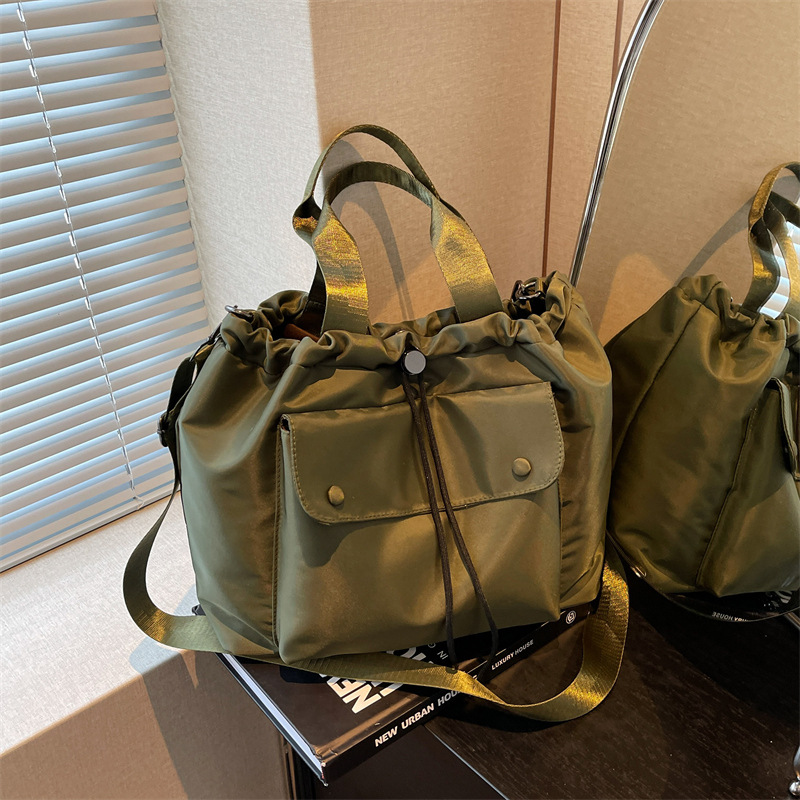 Large-capacity workwear drawstring handbag, women's outdoor sports and casual single-shoulder bag, versatile crossbody bag for commuting and travel full figure