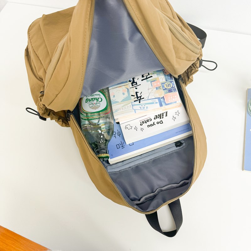 2024 New female ins large-capacity, fashionable solid color, simple and versatile schoolbag, a travel backpack for junior and senior high school students Application Scenario