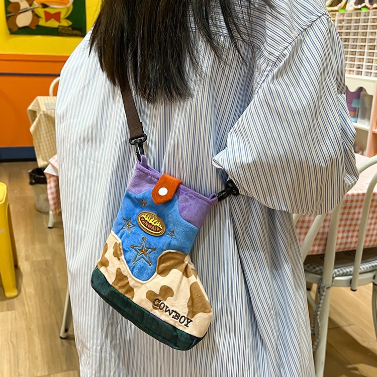 Wholesale of 2023 new trendy and fashionable single-room crossbody bags and rain boots bags for girls with unique and niche design Specification drawing