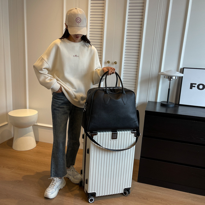 A new, fashionable and stylish solid-color Boston yoga fitness bag with a simple, large-capacity, lightweight and stylish Korean style Application Scenario