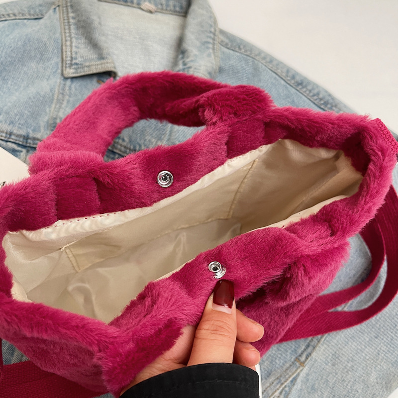 This is a new 2024 autumn and winter versatile crossbody bag for women, featuring a high-end feel and a large capacity tote bag with a fluffy texture Application Scenario