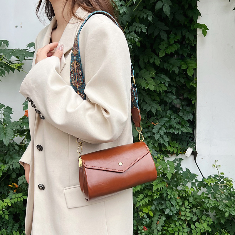 The 2024 new women's crossbody bag is a fashionable multi-layered cylindrical bag with a pu soft leather feel and a large capacity for casual single-shoulder use details Picture