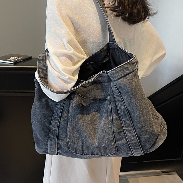 The new streetwear denim tote bag for women is fashionable, simple, elegant and versatile. It's a retro commuting handbag full figure