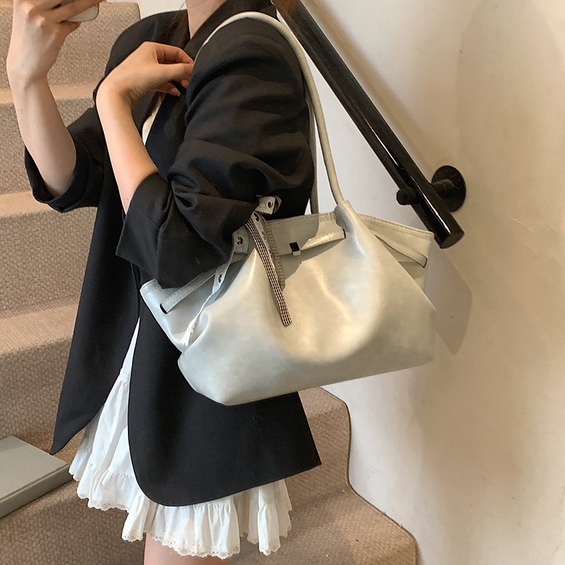 The 2025 new high-end pleated fashionable hand-held underarm bag is a trendy and versatile choice for women. It's a super popular solid color single-shoulder bag Specification drawing