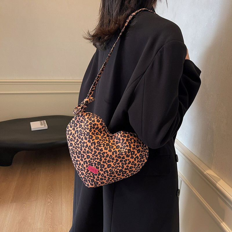 The new 2024 autumn/winter collection features a high-appeal design sense leopard print bag, a fashionable mini heart-shaped bag for women, and a versatile crossbody bag full figure