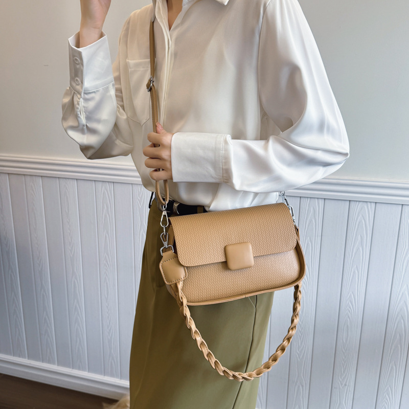 A simple and stylish small bag for ladies, 2025 new spring trend, retro and fashionable underarm square bag, high-end quality crossbody bag Application Scenario