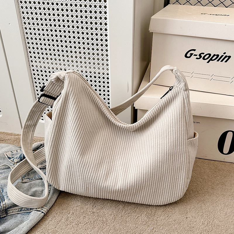 Large-capacity corduroy tote bag for women, new autumn and winter solid color versatile casual crossbody bag, commuting single-shoulder bag, fabric bag Application Scenario
