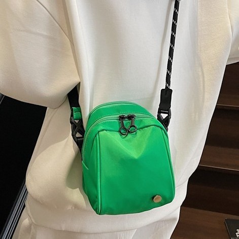 Waterproof color-blocking fabric bag for women, 2025 new style simple hand-held shoulder commuter bag, lightweight travel backpack, crossbody bag Application Scenario