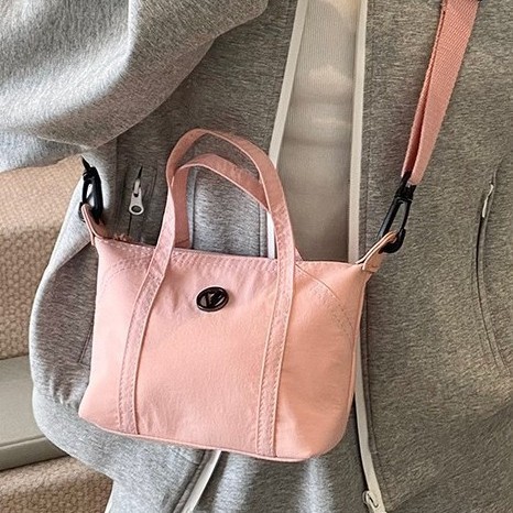 The 2025 new multi-color single-shoulder crossbody handbag is a casual and versatile mom shopping bag. The solid color shopping bag is versatile details Picture
