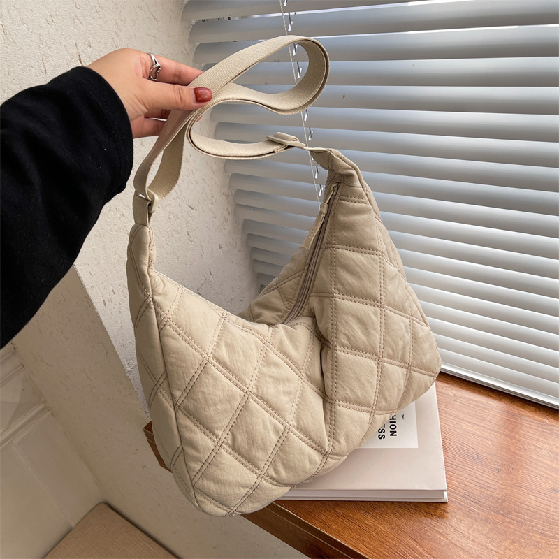 Crossbody bag for women 2021 Korean version Instagram Autumn/Winter diamond-shaped single-shoulder bag with large capacity casual cotton-padded jacket bag for women dumpling bag details Picture