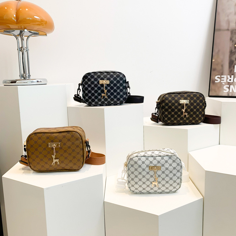 A niche design sense casual bag, a trendy square bag with a wide band, a new fashion single-shoulder crossbody bag for the autumn and winter of 2024 Application Scenario