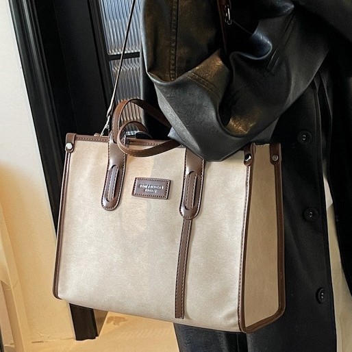 A fashionable new handbag with a contrasting color scheme, a large-capacity single-shoulder bag, and a denim casual, high-end quality commuter crossbody bag Application Scenario