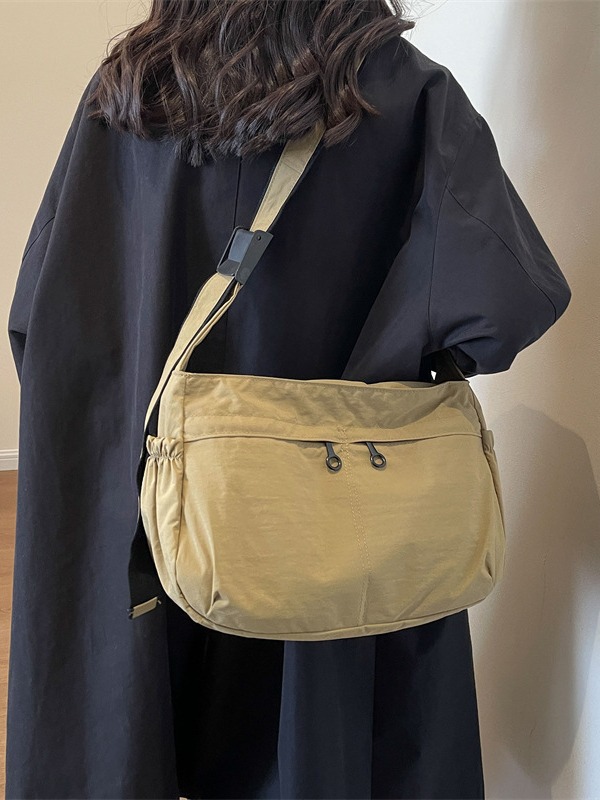 Large-capacity women's 2023 autumn/Winter new simple solid-color dumpling bag, casual single-shoulder bag, lightweight crossbody bag for women details Picture
