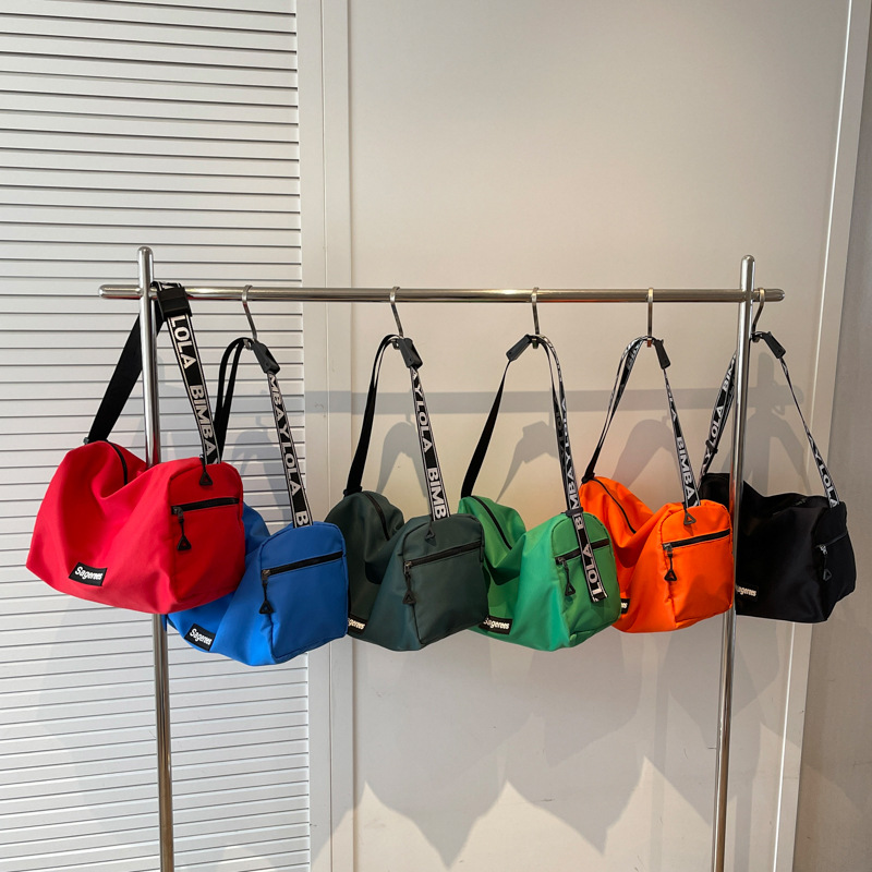 Casual large-capacity single-shoulder bag for women, new cross-border ins trendy pillow bag, lightweight outdoor sports crossbody bag Application Scenario