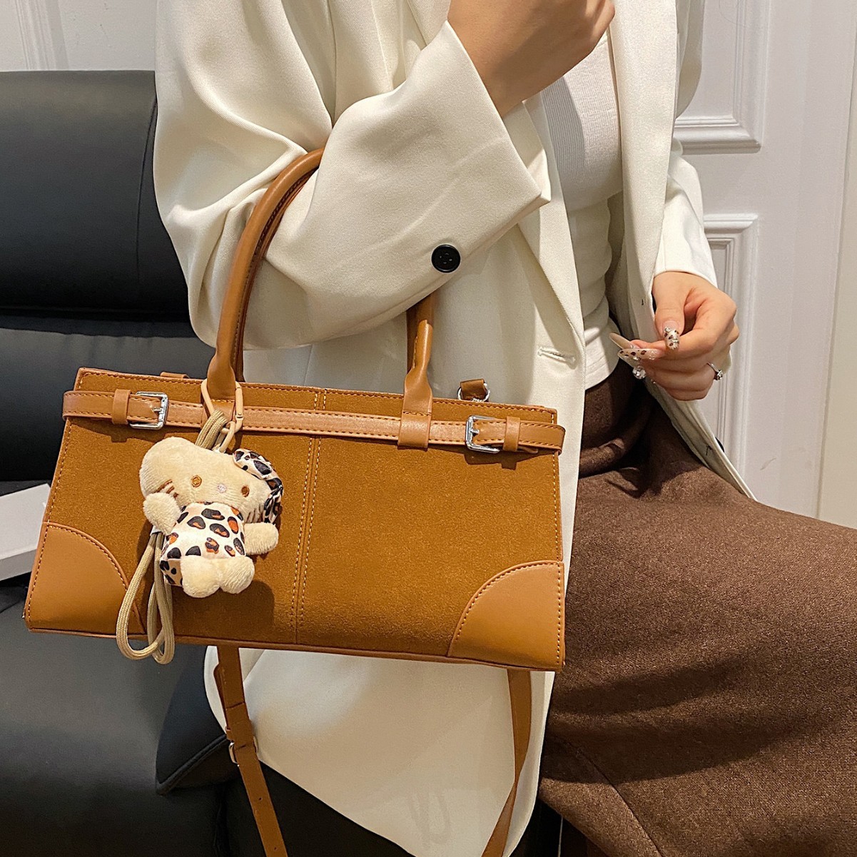A new niche handbag with a retro design for autumn and winter, a versatile and fashionable 2024 high-end quality single-shoulder bag full figure
