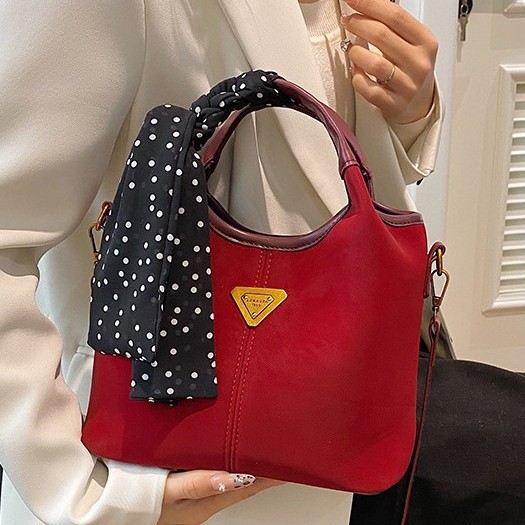 The retro-textured small handbag for women's 2024 autumn and winter is a super popular and versatile commuter quality crossbody bag full figure