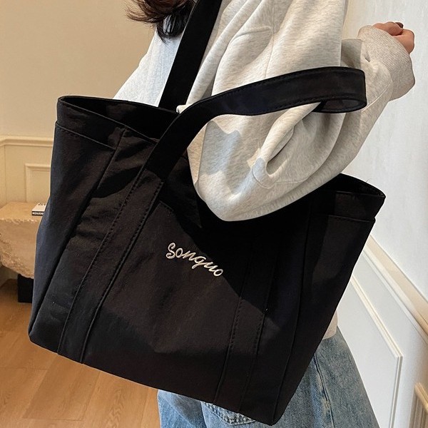 Casual fabric nylon tote bag, women's waterproof commuting bag, black canvas bag, zipper computer handbag, large capacity bag Application Scenario