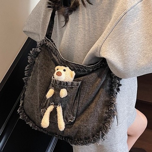 Retro baguette crossbody bag for women 2025 new autumn and winter, simple and stylish commuting denim single-shoulder underarm bag Application Scenario