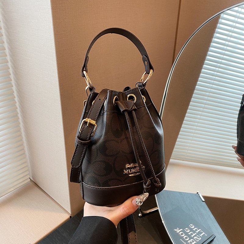 Retro niche design bag for ladies 2024 new high-end quality versatile crossbody bag, floral hand-held bucket bag Application Scenario