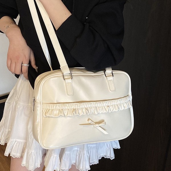 Fresh and fresh girls often use niche ballet-style high-end backpacks, pillow bags, versatile and fashionable single-shoulder commuter women's bags Application Scenario