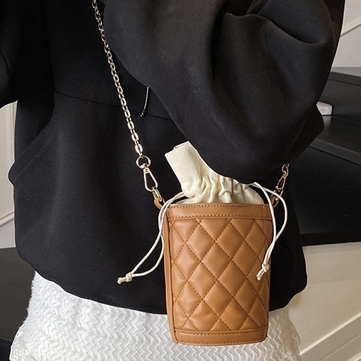 The new Chanel-style diamond-shaped chain drawstring with a drawstring opening is simple, elegant, cute, exquisite and stylish. It's a trendy single-shoulder crossbody bag Specification drawing