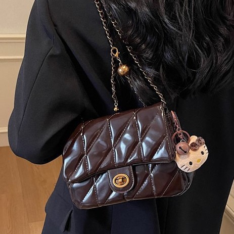 The 2024 new Chanel-style women's bag is stylish, with a simple and high-end diamond-shaped design. It features a coin purse, a mobile phone case, and a small square bag Application Scenario