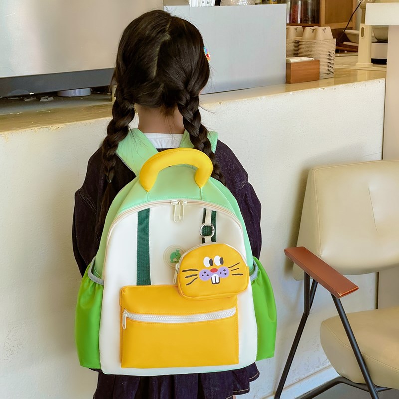 Trendy kindergarten backpacks of large, medium and small sizes, high appearance level, lightweight schoolbags, boys' travel, cute children's shoulders Application Scenario