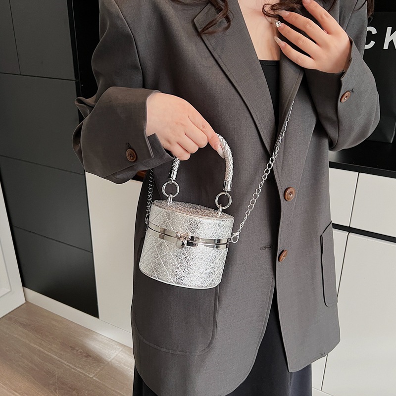 A unique and niche design hand-held bucket bag for women, a new 2025 trendy and versatile diamond-shaped chain single-shoulder crossbody bag Application Scenario