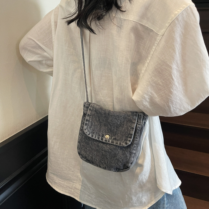 A new fashionable single-shoulder crossbody bag with a casual touch for women in summer, made of denim fabric Specification drawing