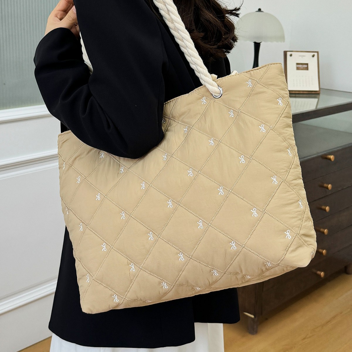 Korean-style cotton-padded clothes and bags for the autumn and winter of 2024, trendy and fashionable diamond-patterned embroidered single-shoulder bag, fresh and cute tote bag, embroidered bag Application Scenario
