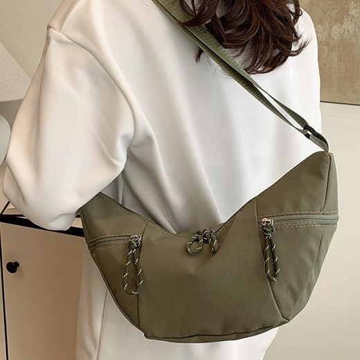 New InS-style large-capacity niche crossbody casual crescent-shaped bag, large-capacity soft and lightweight single-shoulder armpit bag details Picture