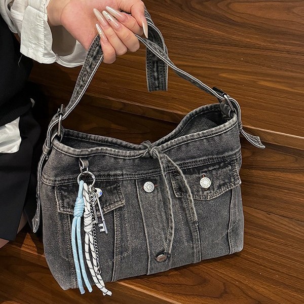 This summer retro denim tote bag exudes a dazzling and stylish vibe. It's a student casual crossbody bag for commuting to school details Picture