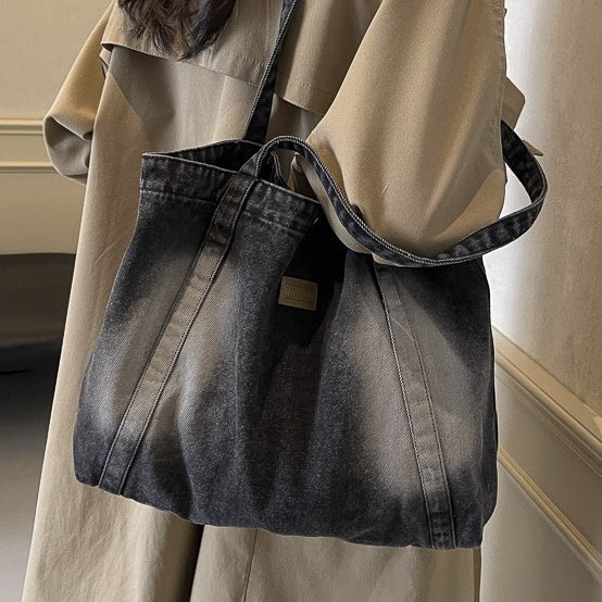 A new spring 2025 vintage, niche, casual tote bag and women's single-shoulder bag made of washed denim for export Specification drawing